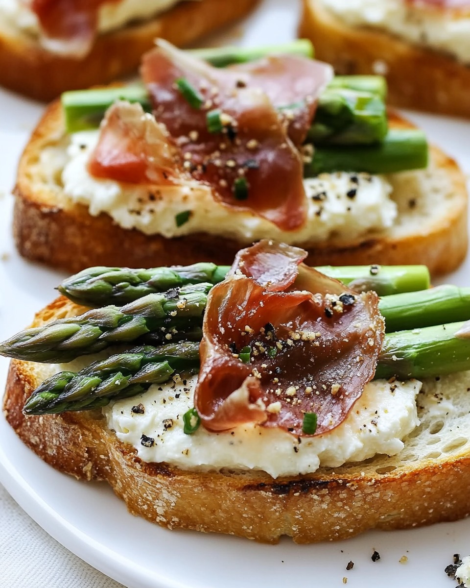 Spargel-Ricotta-Toast mit knusprigem Prosciutto – ein Frühlingsgenuss - Image 1