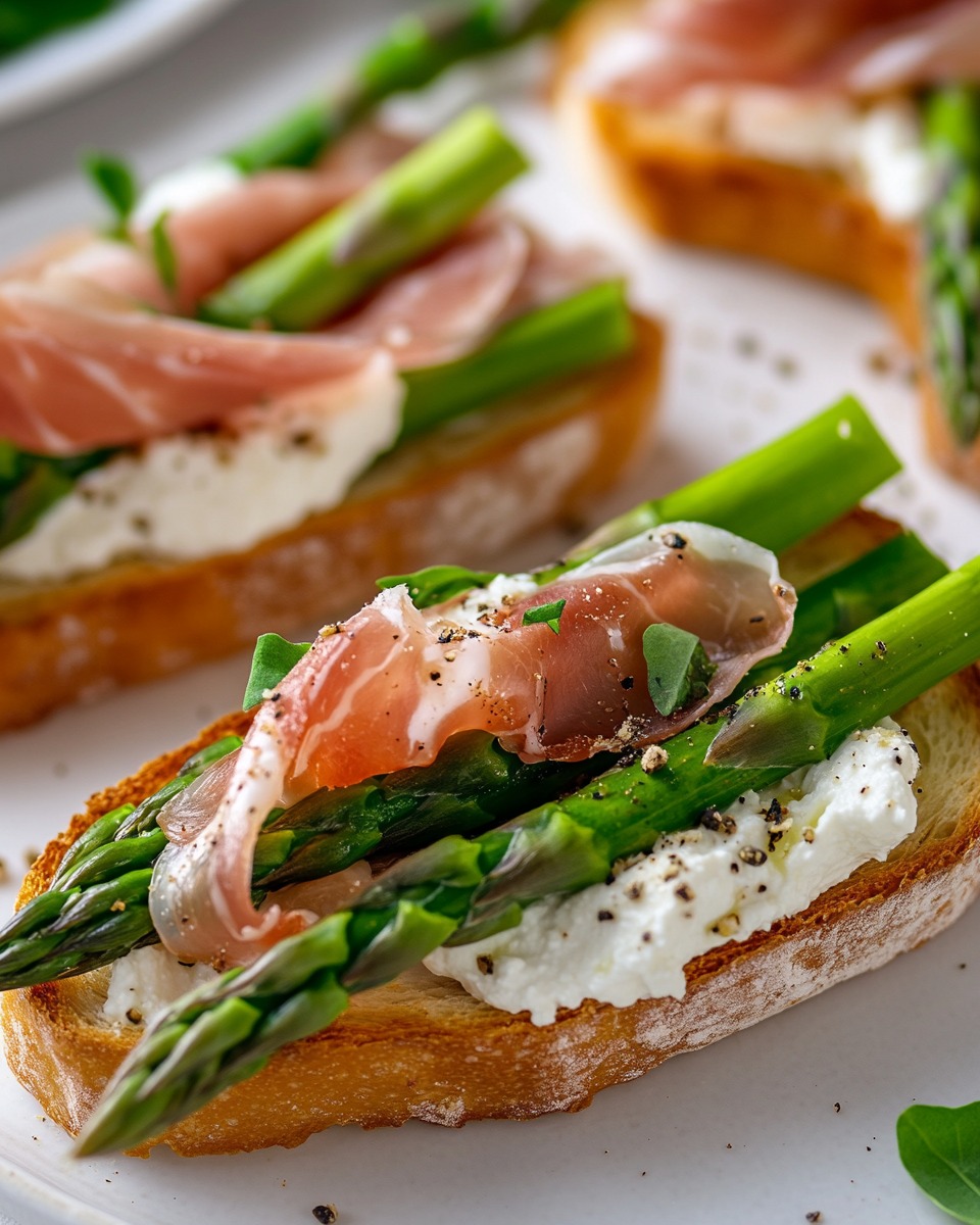 Spargel-Ricotta-Toast mit knusprigem Prosciutto – ein Frühlingsgenuss - Image 2