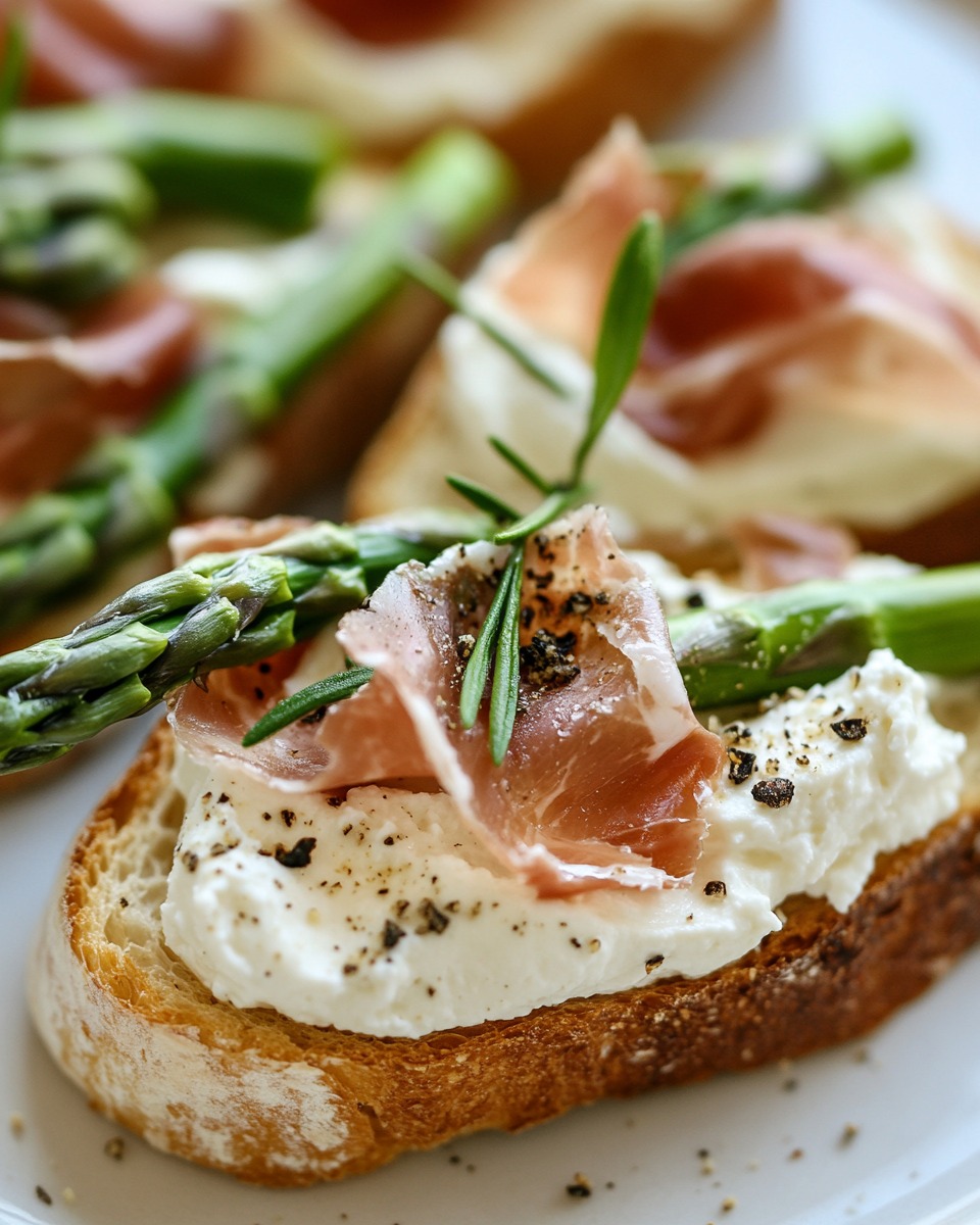 Spargel-Ricotta-Toast mit knusprigem Prosciutto – ein Frühlingsgenuss - Image 3
